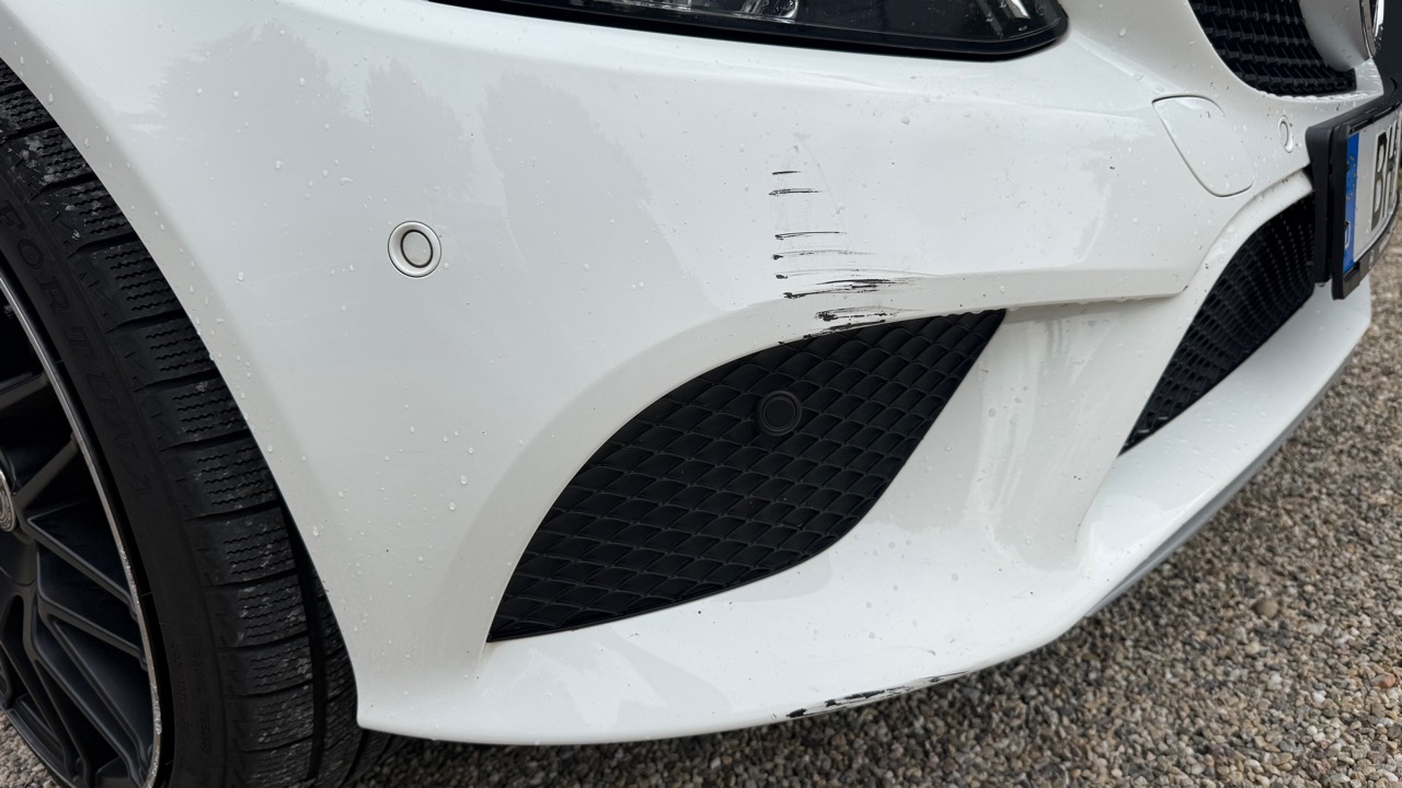 Kratzer an einer weißen Stoßstange vor der Smart-Repair-Behandlung