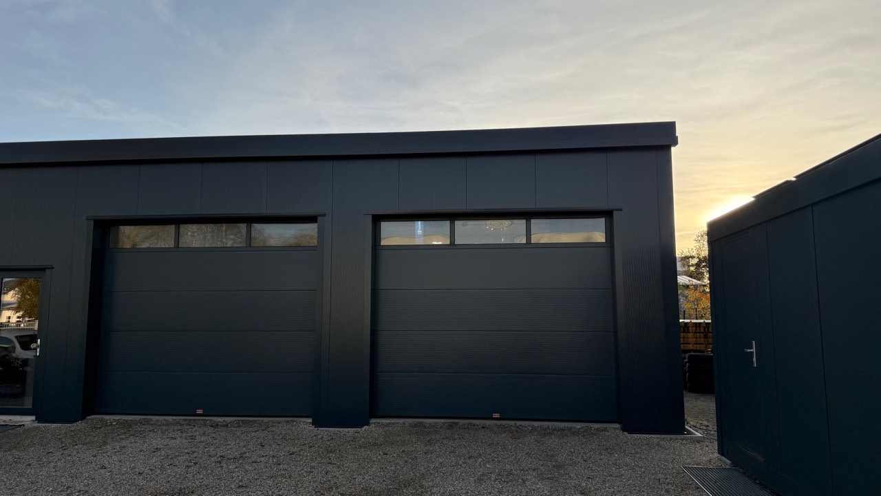 Werkstattgebäude von R&D Autowelt mit zwei großen Toren